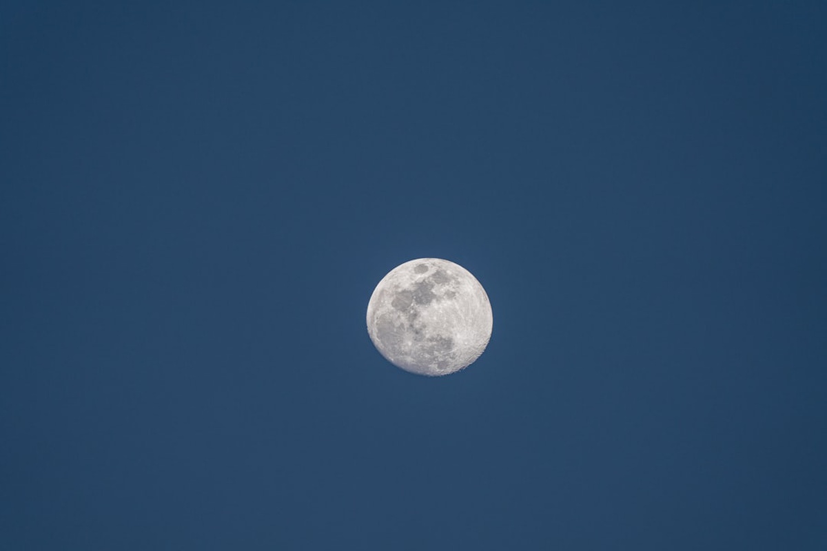 Moon Dream Meaning รขโฌโ Intuition & Feminine Energy