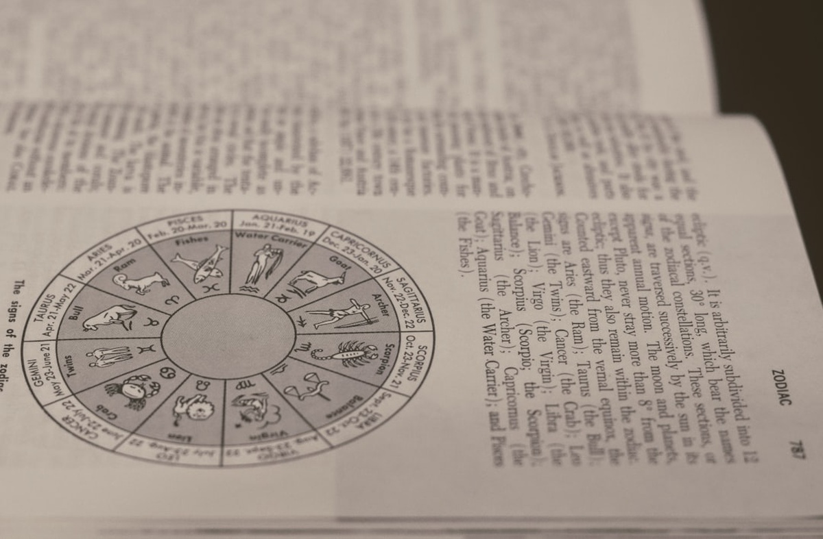 Sagittarius and Cancer Compatibility 2026 รขโฌโ Love, Friendship & Business Insights